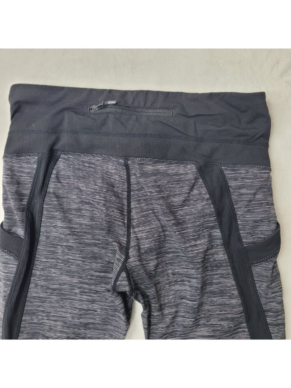 Lululemon Women's Black & Gray Cropped Leggings With Side Pockets Size 6 - Picture 4 of 10